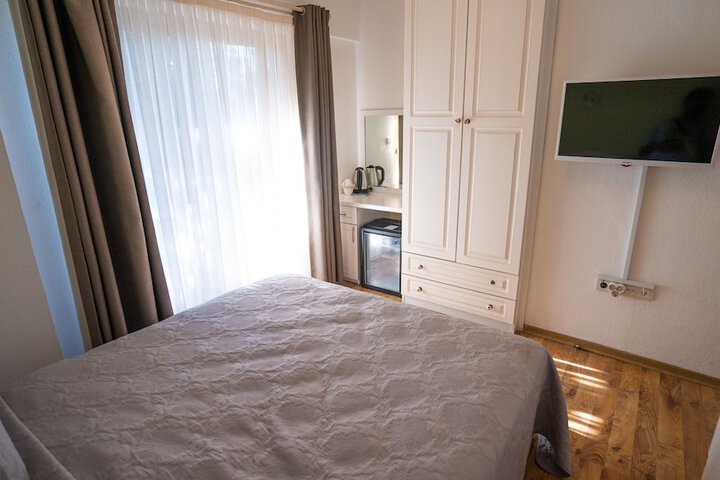Room 5 of 17