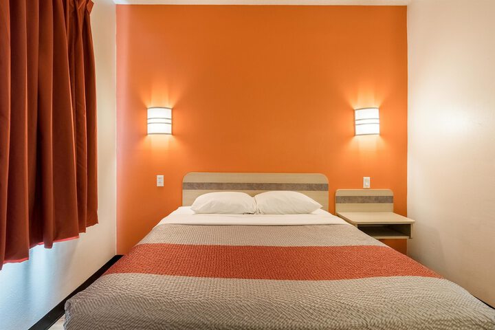 1 Queen Bed (4 of 16)
