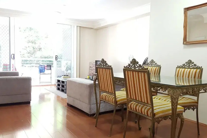 Room 4 of 8
