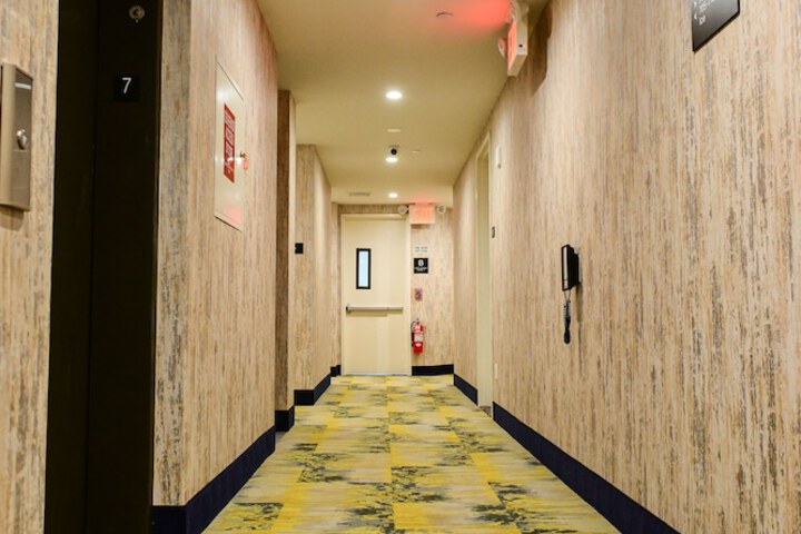 Ballroom/Hall 24 of 27