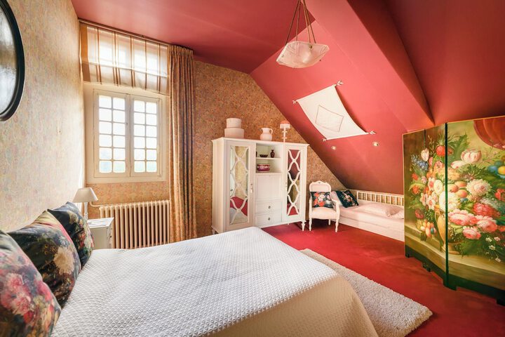 Room 4 of 52