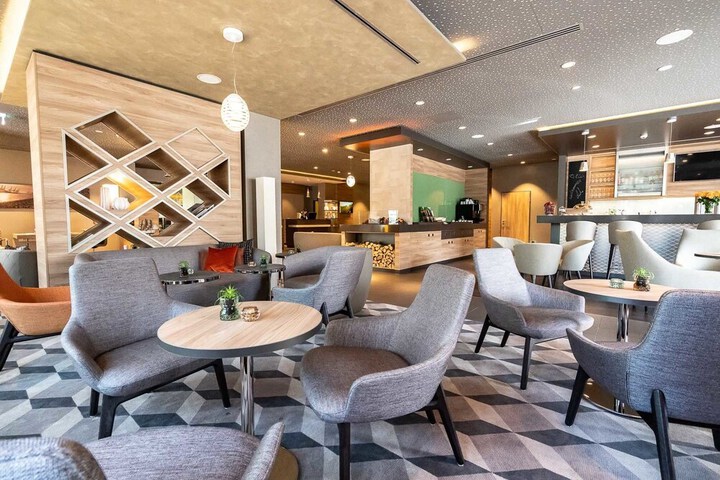 Entrance & Lobby