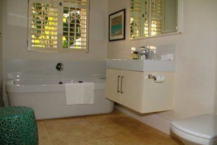 Deep Soaking Bathtub