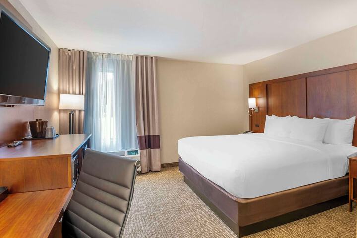 1 King Bed (8 of 10)