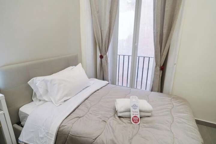 Room 32 of 60