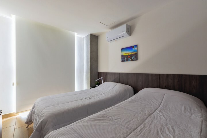 Room 19 of 102