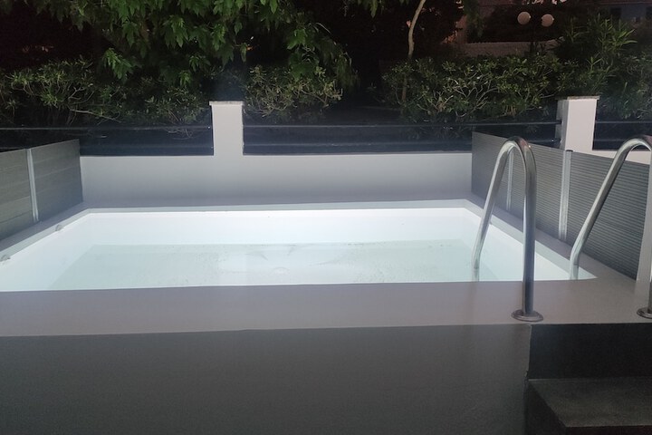 Hotel with Pool