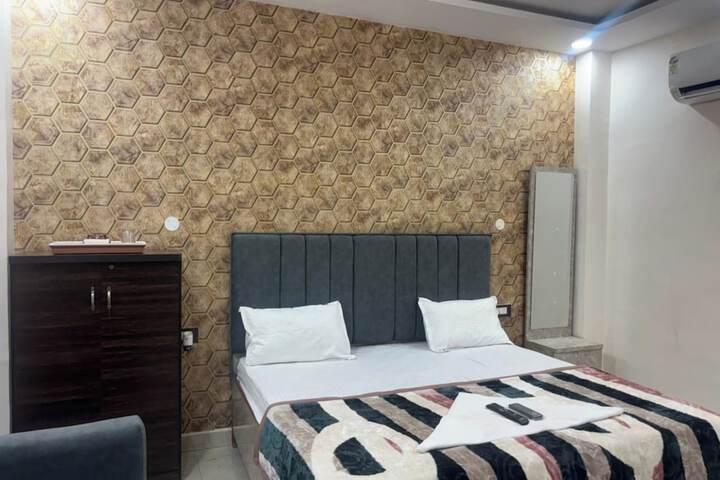 Room 10 of 20