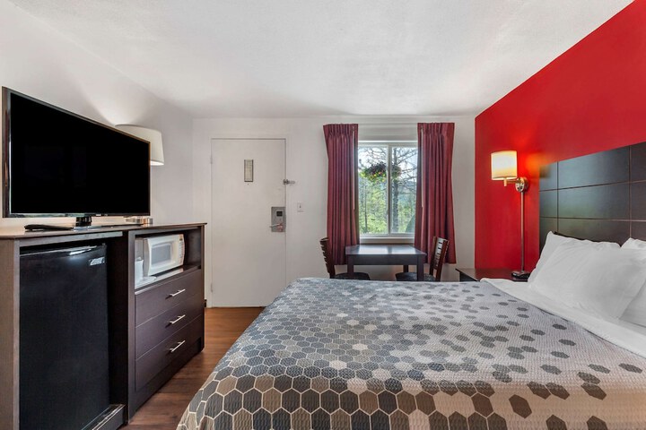 1 Queen Bed (2 of 7)