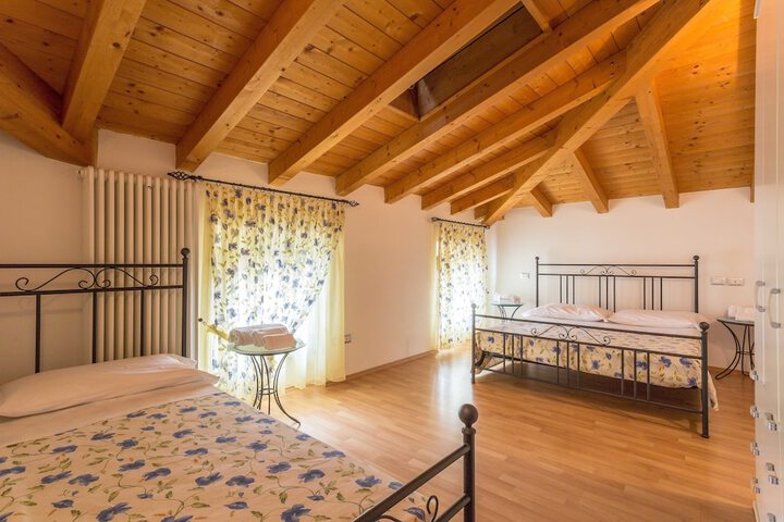 Room 4 of 95