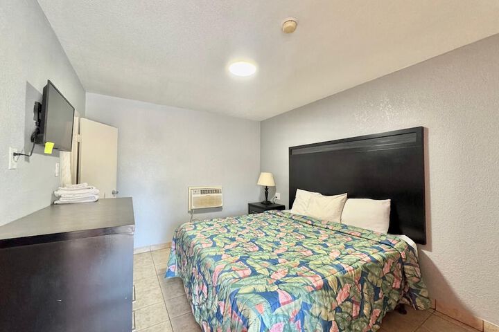 Room 6 of 12