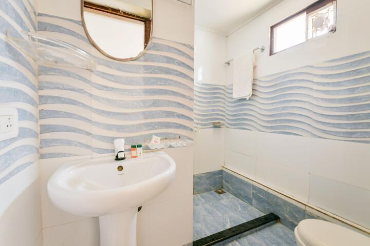 OYO 13525 HouseBoat My Trip Deluxe 3 BHK Private