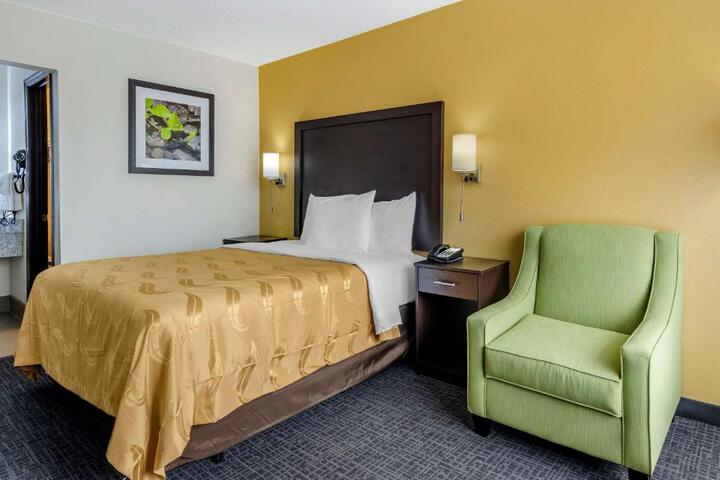 1 Queen Bed (3 of 9)