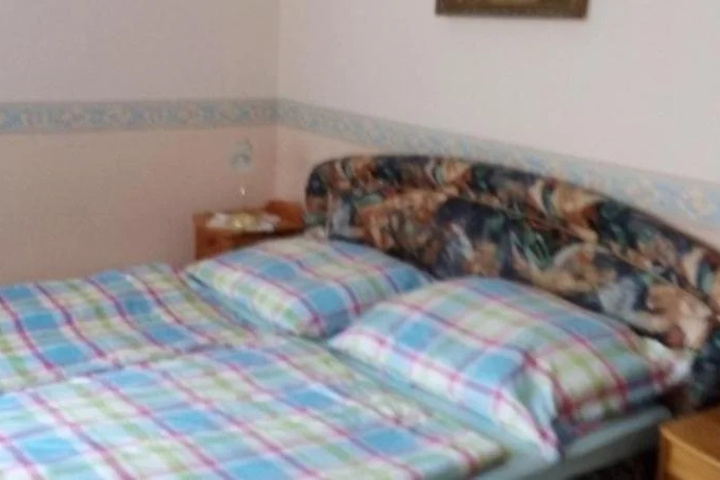 Room 6 of 12