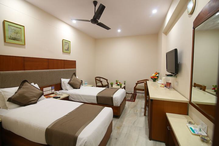 Room 4 of 12