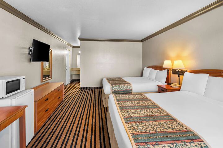 2 Queen Beds (9 of 10)