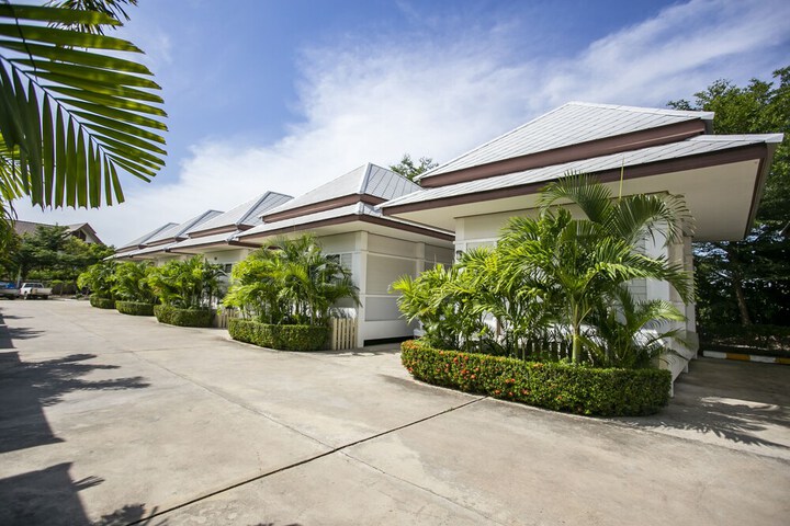 Hotel Exterior 32 of 41