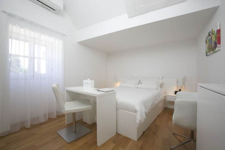 Room 20 of 166