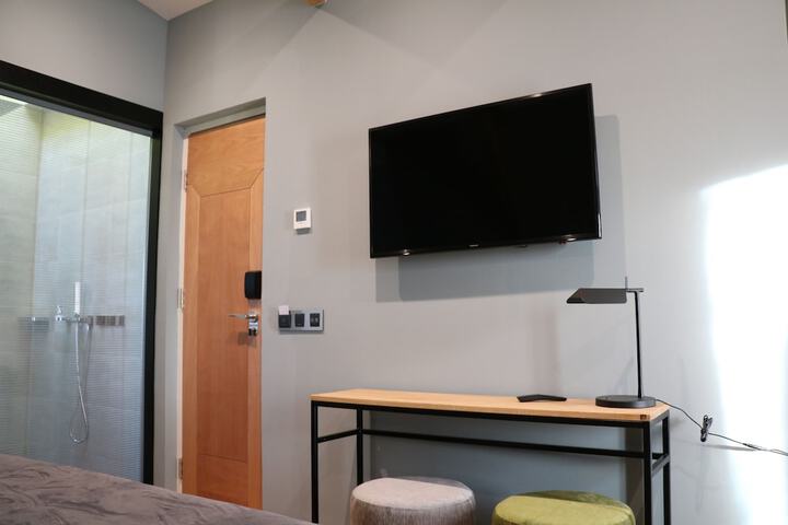Room 4 of 65