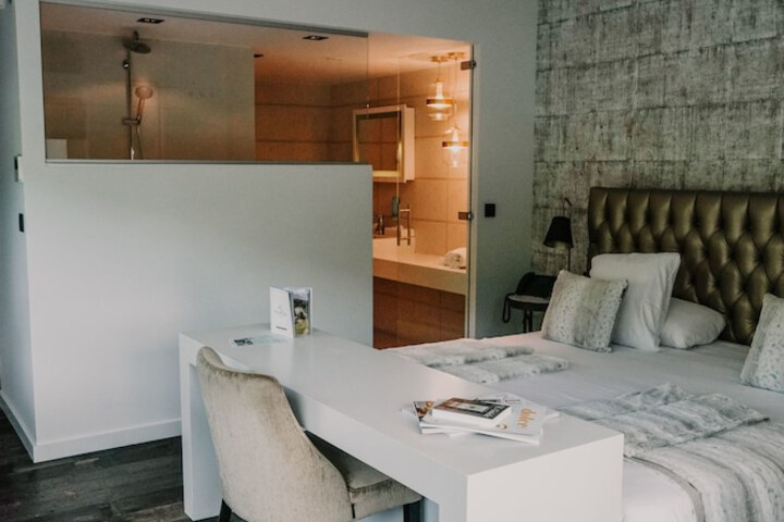Room 10 of 102