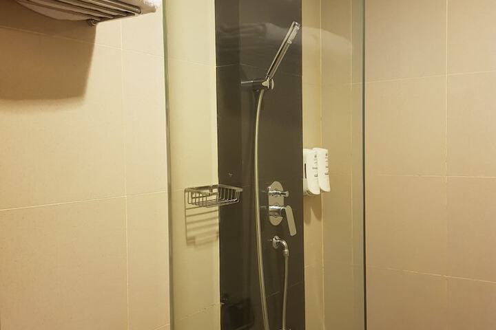 Room 6 of 30