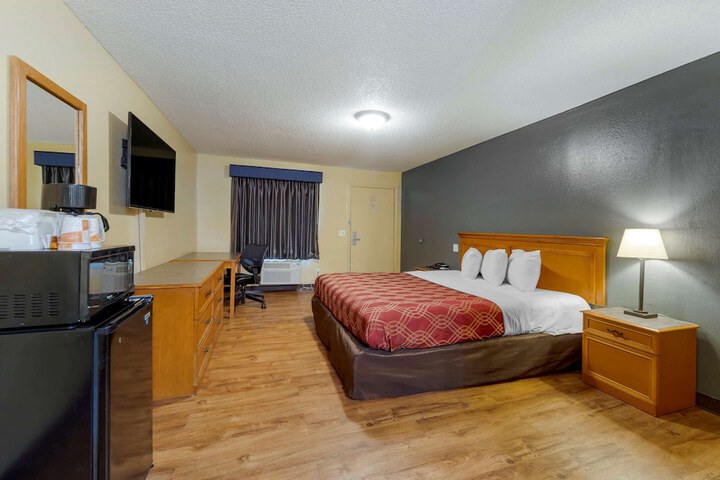 1 King Bed (4 of 18)