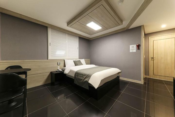 Room 9 of 42