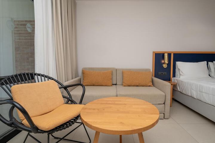 Room 8 of 126
