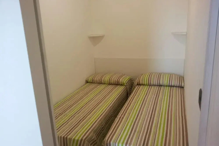 Room 4 of 18