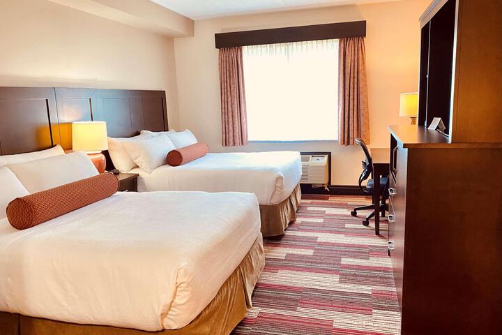 2 Queen Beds Upstairs Microwave and Refrigerator in Room Safe Full Breakfast (6 of 9)