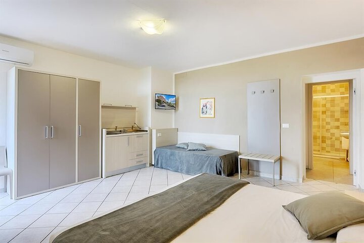 Room 42 of 81