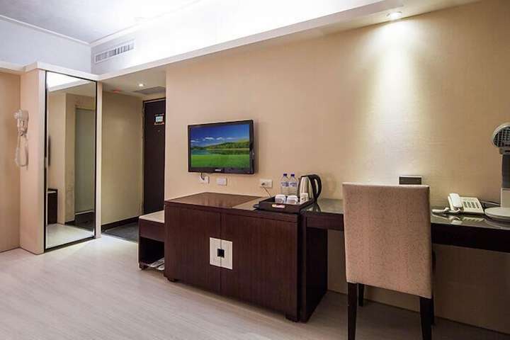 Room 11 of 24