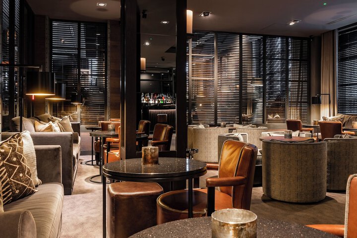 Lounge 104 of 109
