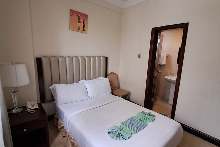Room 5 of 28