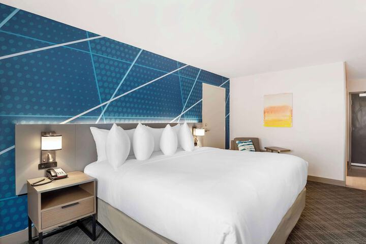 1 King Bed (5 of 6)
