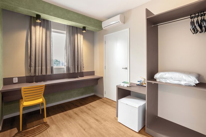 Room 8 of 33