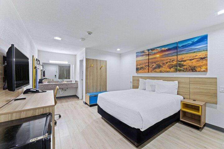 1 Queen Bed (11 of 14)
