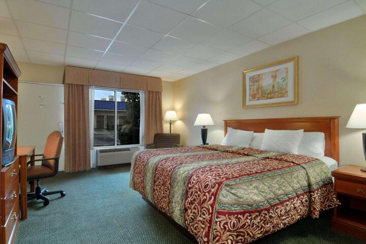 1 King Bed (4 of 11)