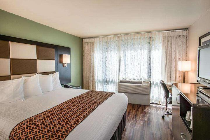 1 King Bed (5 of 12)