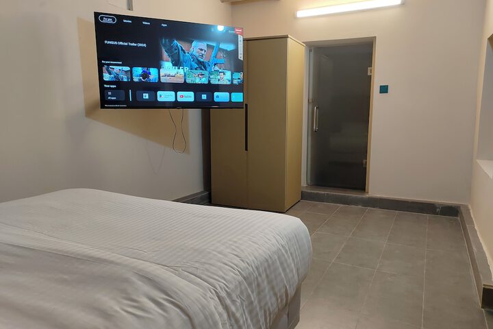 Room 6 of 17
