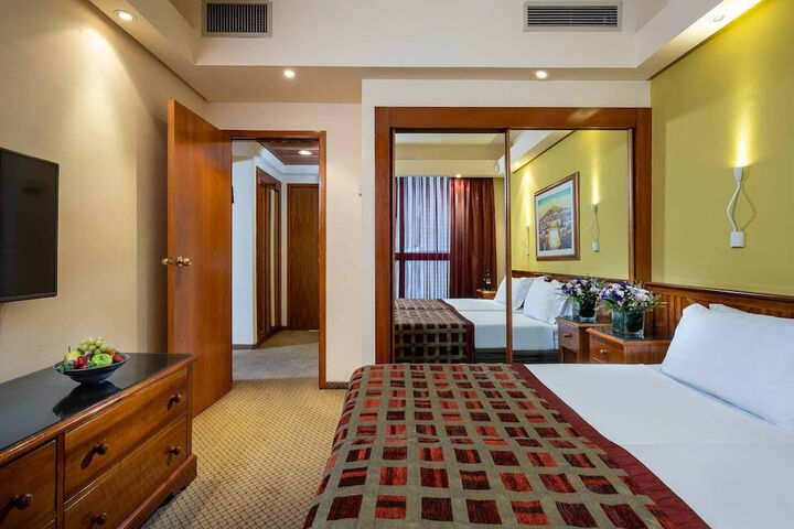 Room 32 of 82