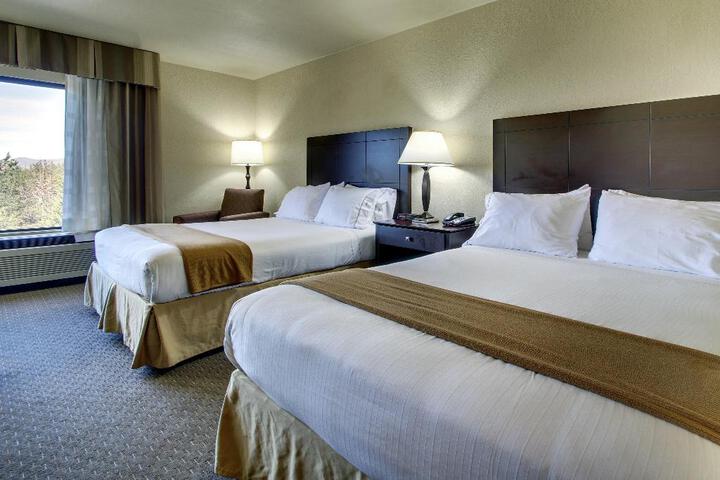 2 Queen Beds (6 of 10)
