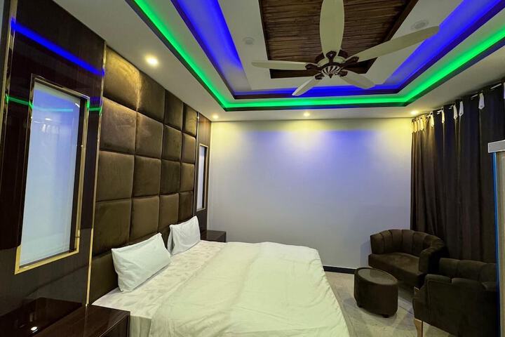 Room 6 of 32