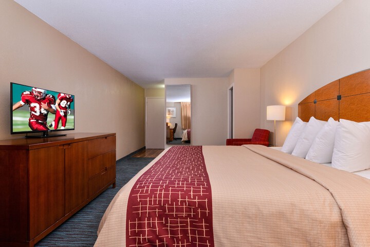 Business King Bed (6 of 13)