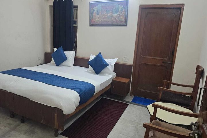 Room 9 of 33