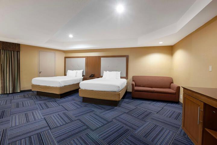 Suite 1 King 2 Queen Beds Refrigerator WiFi Continental Breakfast (1 of 7)