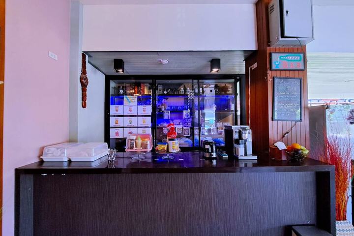 Lounge 15 of 33