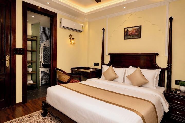 Room 52 of 143