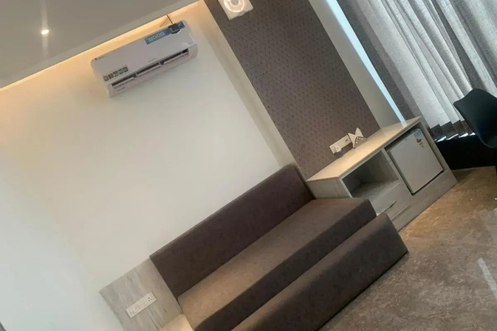 Room 13 of 16