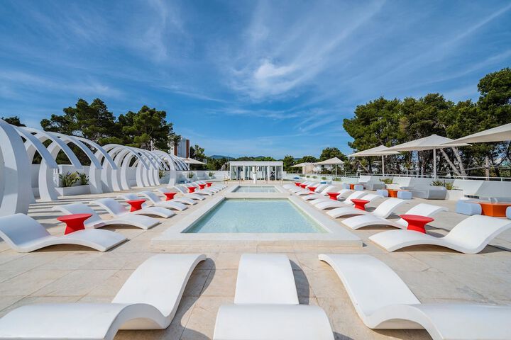 Hotel with Pool
